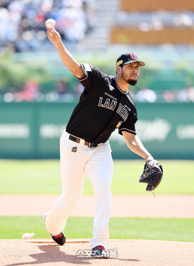 [포토]시즌 4승에 도전하는 SSG 폰트