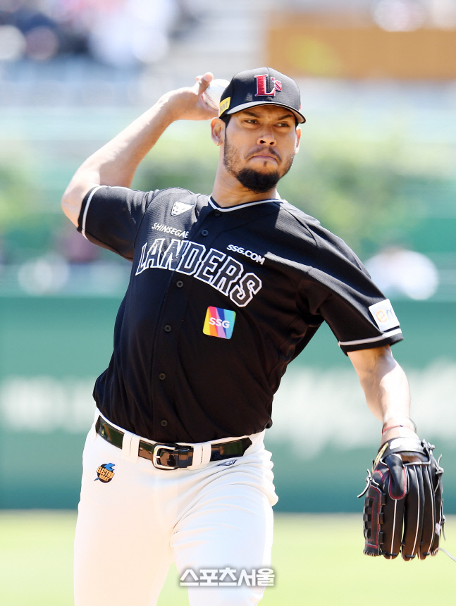 [포토]시즌 4승 노리는 SSG 폰트