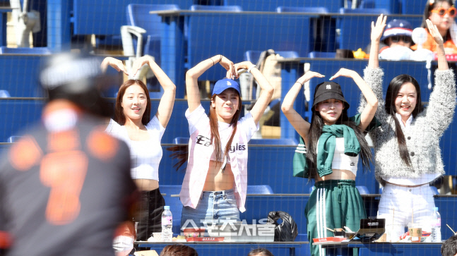 '쉬는 날 야구 만끽하는' 김연정과 한화 치어리더[포토]