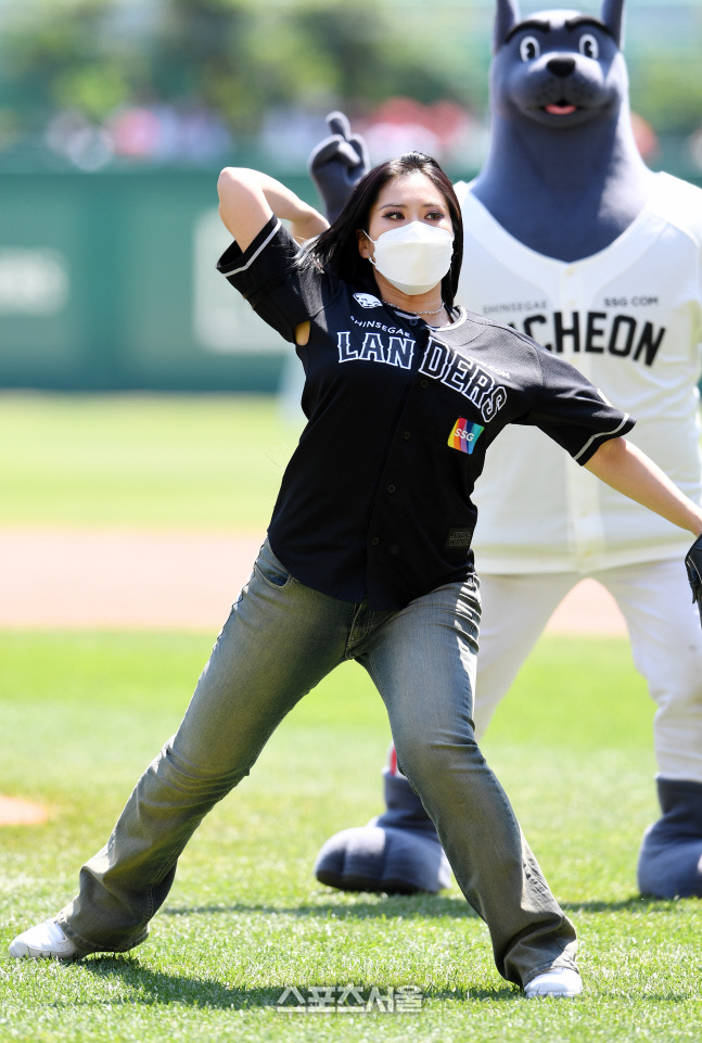 [포토]라치카 가비, SSG-두산 경기 시구