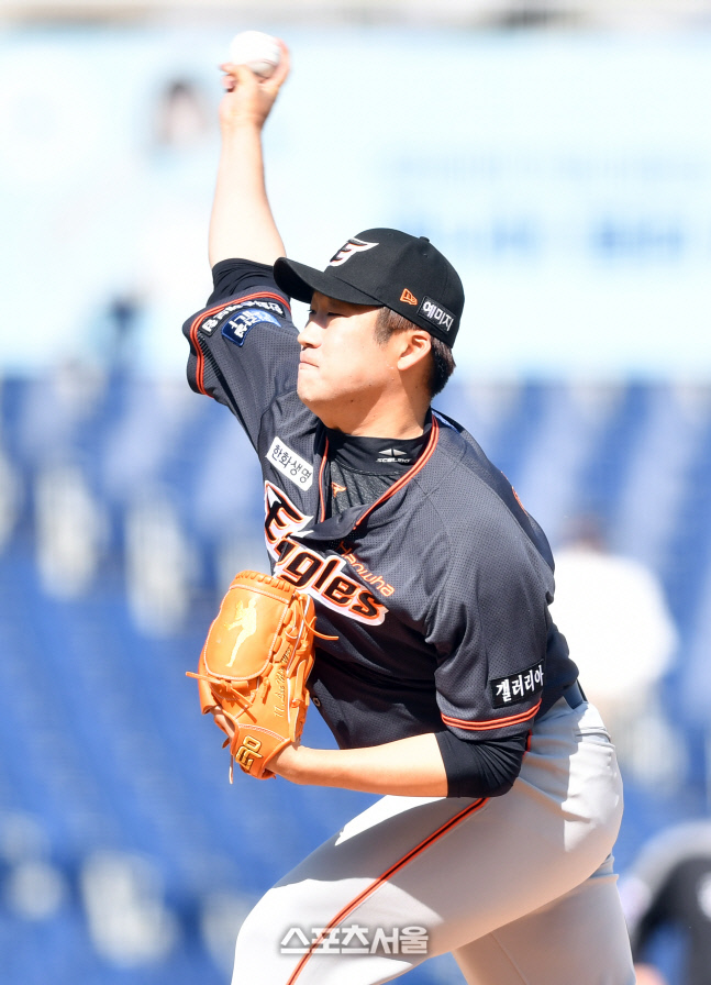 5회말 선발 박윤철 구원등판한 이민우[포토]