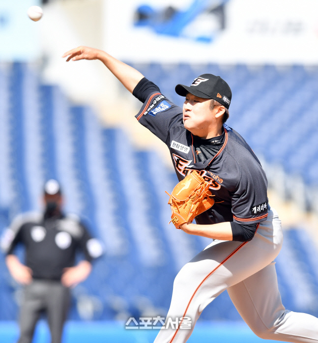 5회말 선발 박윤철 구원등판한 이민우[포토]