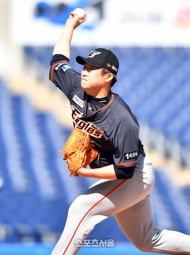 5회말 선발 박윤철 구원등판한 이민우[포토]