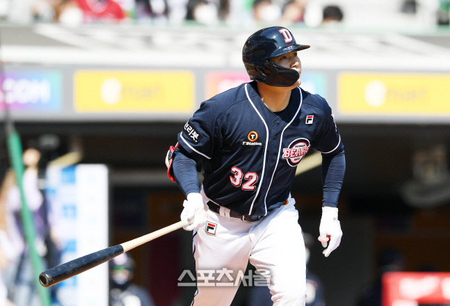 [포토]두산 김재환, SSG 선발 폰트 상대 1타점 희생타