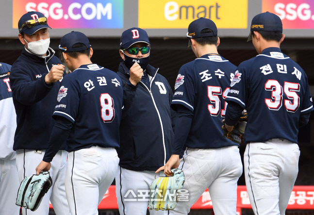 [포토]3연패에서 탈출한 두산 김태형 감독