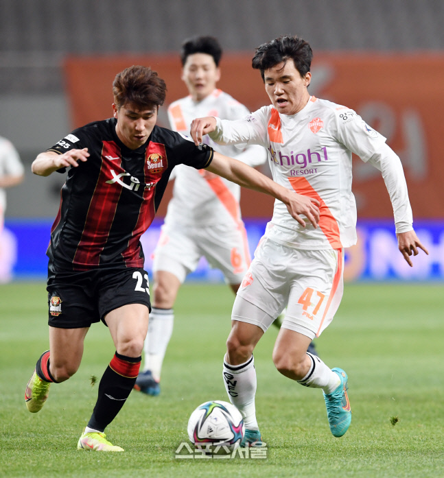 [포토]윤종규-양현준, 치열한 볼 다툼