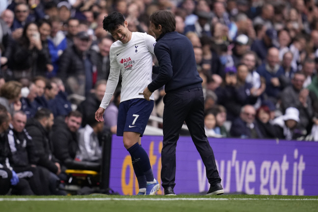 손흥민 끌어안고 함박웃음…콘테 감독의 진한 애정표현[SS현장]