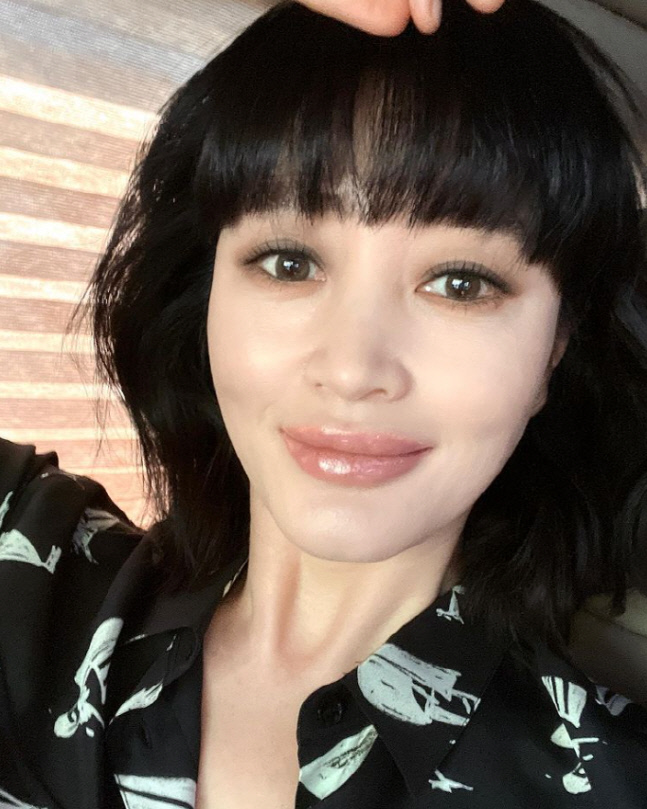 김혜수, 놀라운 피부 상태..모공 하나 없는 깐달걀[★SNS]