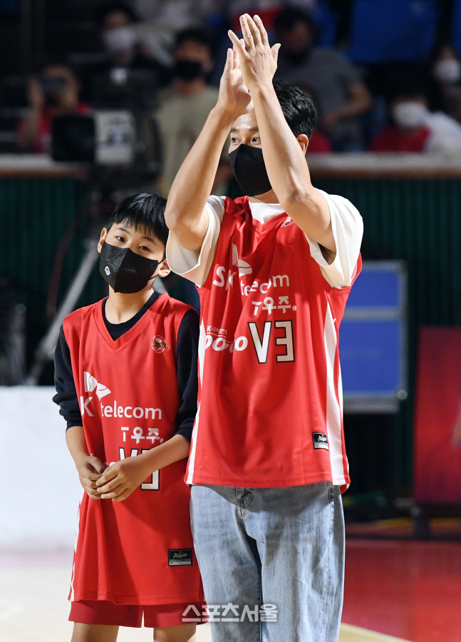 [포토]챔피언결정전 1차전 시투자로 나선 배우 이선균과 아들