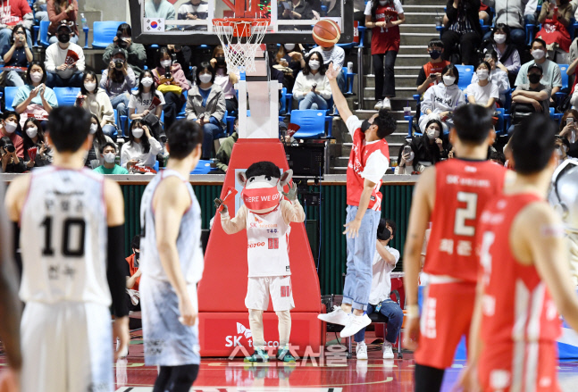 [포토]배우 이선균, 챔피언결정전 1차전 레이업슛 시투