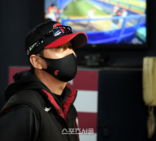 [포토] 경기 지켜보는 LG 류지현 감독