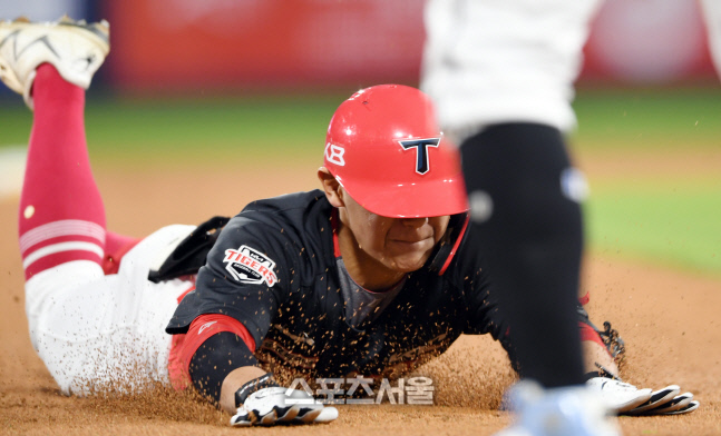 [포토]3루 베이스를 향해 슬라이딩 하는 KIA 김도영
