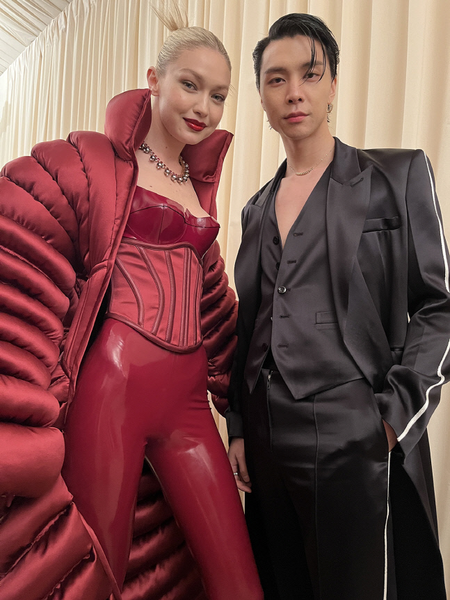 왼쪽 지지 하디드, 오른쪽 NCT 쟈니 이미지