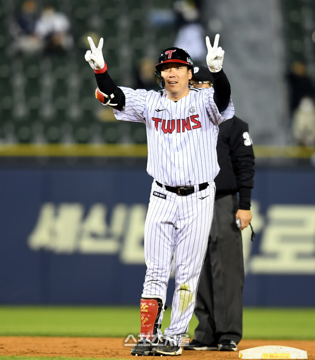 [포토] 김현수 \'무사 2,3루 만들었어\'