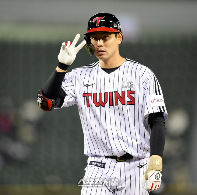 [포토] 홍창기, 8회 추격을 알리는 안타