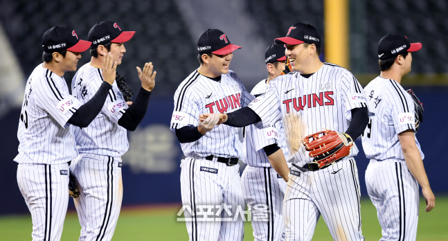 [포토] LG, 3연패 후 승리 하이파이브