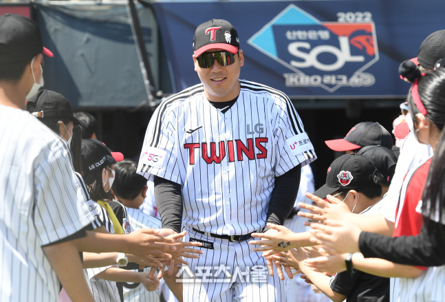 [포토]LG 김현수, 엘린이 팬들과 하이파이브로 시작!