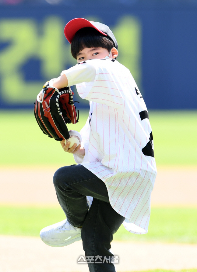 [포토]'나의 어린이 선언' 당선자 박시우 어린이의 시구