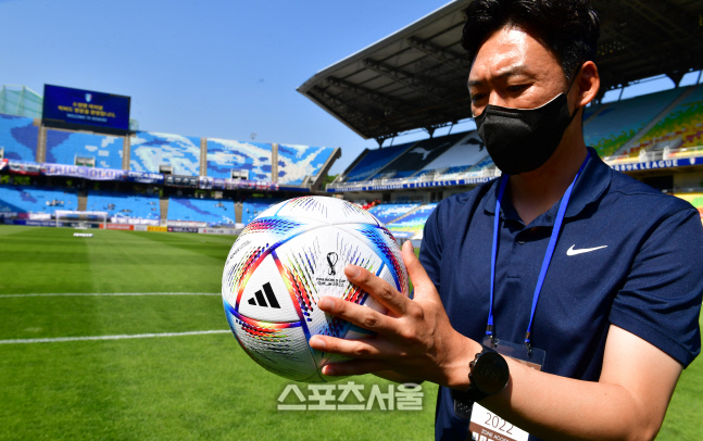 카타르월드컵 공인구 \'알 리흘라\' 살펴보는 박병진 심판[포토]