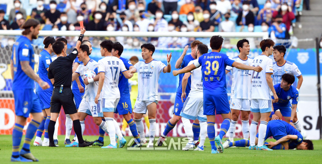 전반전 파울로 페드카드 받는 울산 김성준[포토]