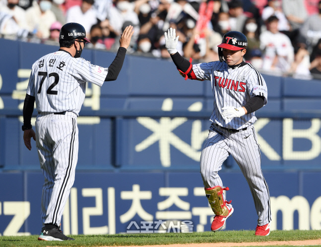 [포토]솔로 홈런 LG 문성주, 다시 추격!