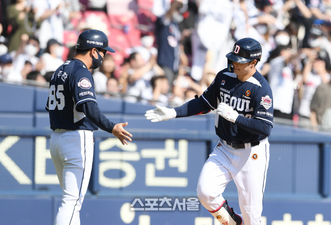 [포토]두산 김재환, LG의 추격을 다시 따돌리는 솔로 홈런