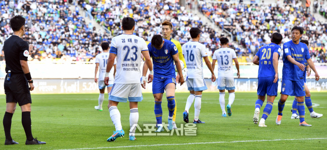 김태환에 사과하는 오현규[포토]