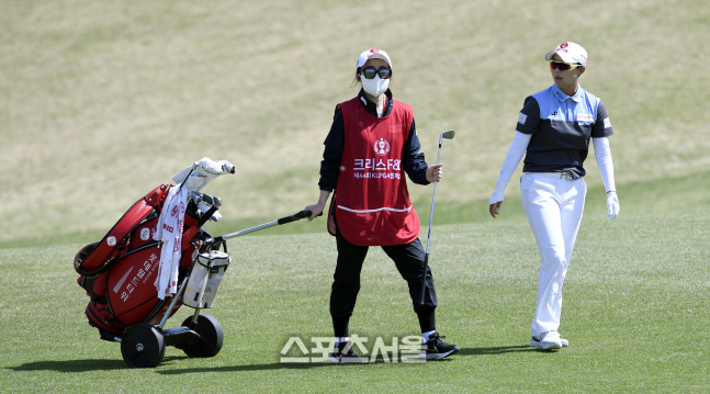 친언니를 캐디로 고용(?)한 세계랭킹 8위 김효주, "언니에게 좋은 추억을 만들어주고 싶다"