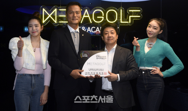 메타골프 김희준 대표, 슈퍼모델 정하은과 권은진의 축하에 웃음이 가득해~ [포토]