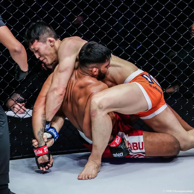 추성훈을 제압한 아길란 타니를 1R에 격파한 진태호, 원챔피언십에서 주가가 치솟아