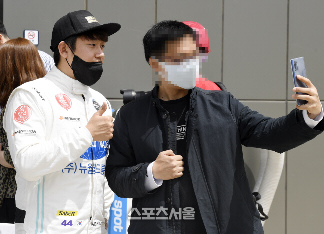 '서킷의 야생마' 볼가스 김재현, 팬의 요구라면 무엇이든 하죠~~ [포토]