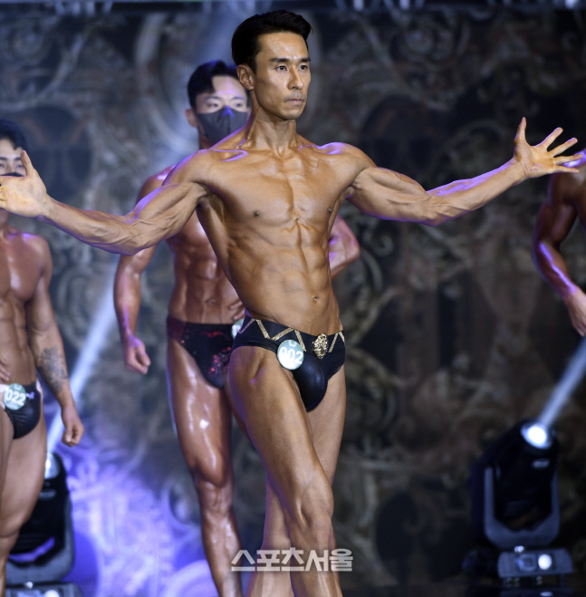 40세의 나이로 WNGP 스포츠모델 1위한 이연강, “자연식물식(채식)으로만 몸짱이 됐죠” [이주상의 e파인더]