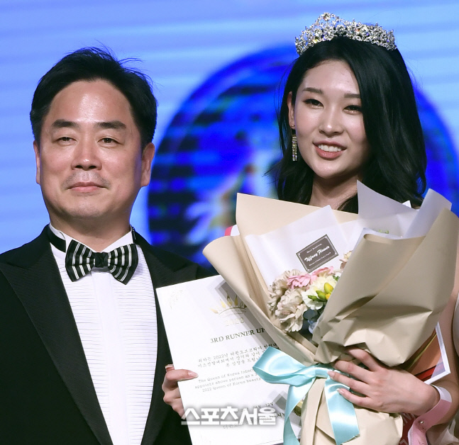 '더퀸오브코리아' 전윤수를 시상한 바리톤 장동일, "한혜진, 레드벨벳 조이보다 예쁘네요" [포토]