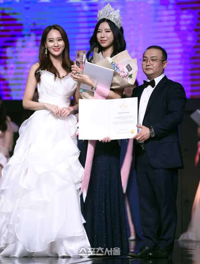 2022 더퀸오브코리아 위너 김민희, 2020년 우승자 박소정과 김성현 총재와 찰칵! [포토]