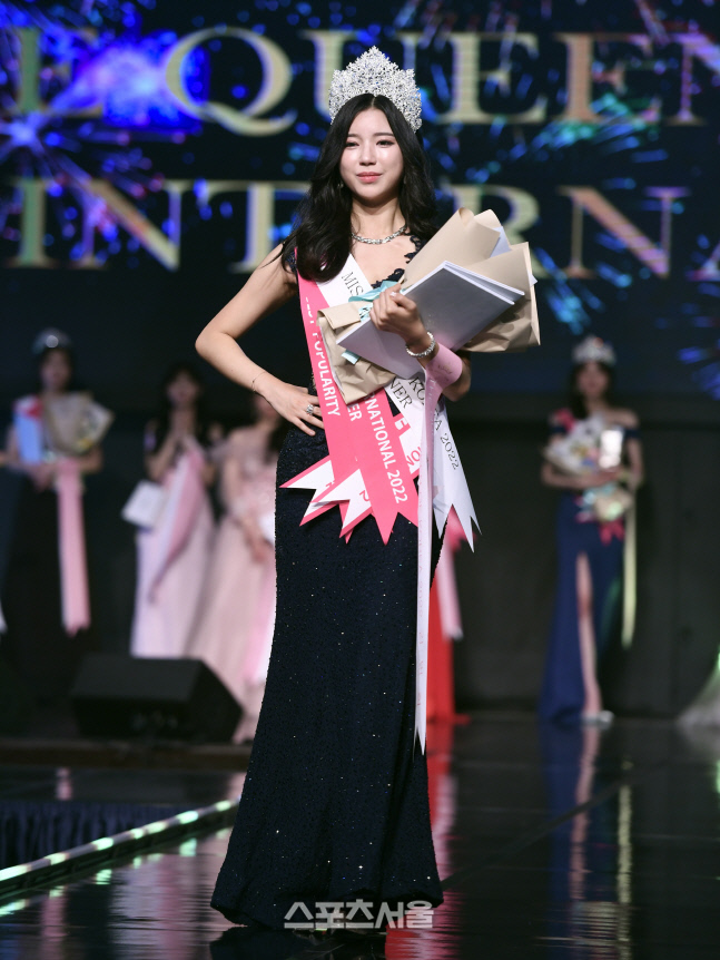 행진하는 '2022 더퀸오브코리아' 위너 김민희, 우아하죠~ [포토]