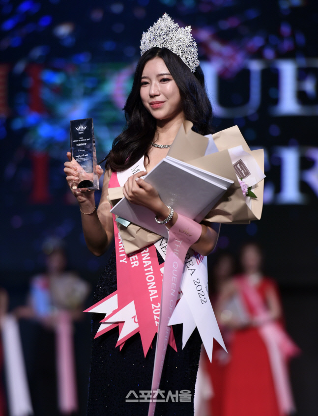 올해 최고의 미인은? '2022 더퀸오브코리아' 그랜드위너 김민희! [포토]