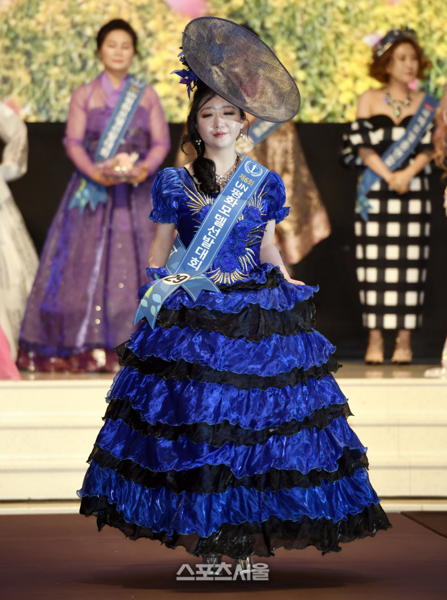 런웨이를 수놓는정다운, 너무 예쁜 UN 평화모델 선발대회 참가자죠~ [포토]