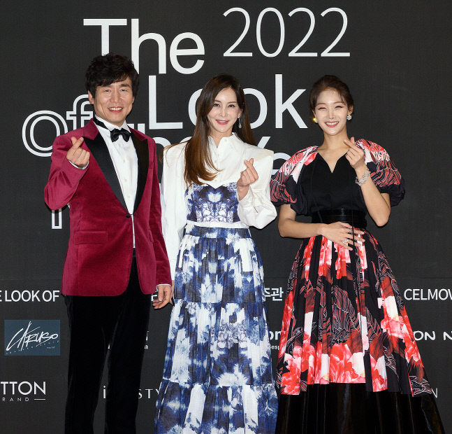 입이 귀에 걸린 하성용 아나운서, 내옆에 슈퍼모델 박영선과 정이나가 있다니~~ [포토]