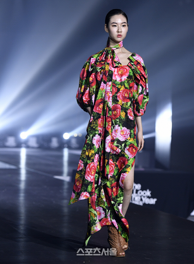 환상의 런웨이를 보여주는 최민경, '2022 더룩오브더이어 코리아' 대상다운 워킹이네~~ [포토]