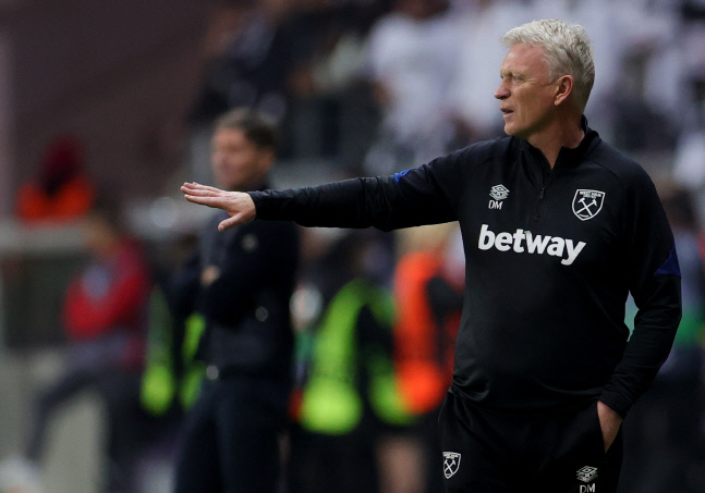 볼보이에게 화풀이하다 레드카드 망신…모예스 감독 곧바로 사과