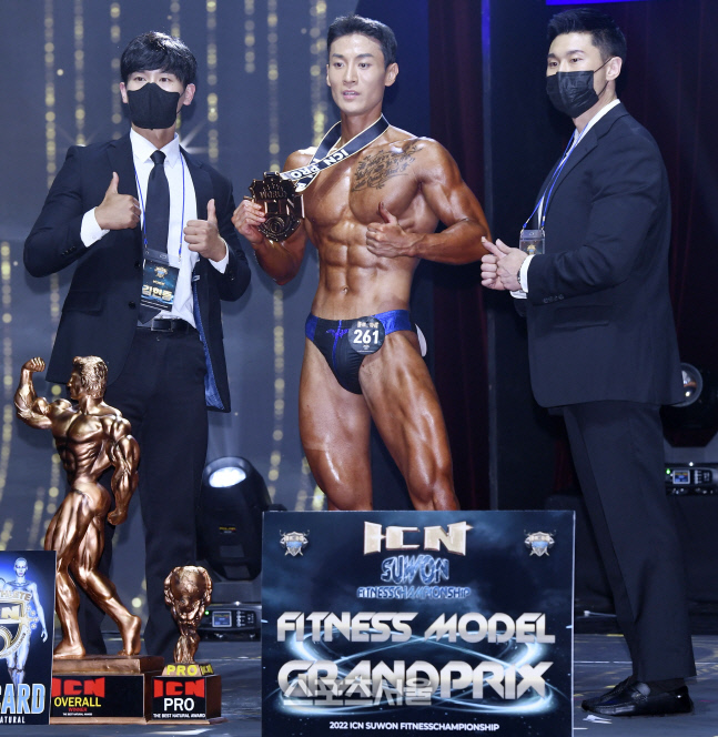 ICN 수원 김현중 부대회장과 장택수 대회장, 피트니스모델 그랑프리 김형준에게 축하를...[포토]