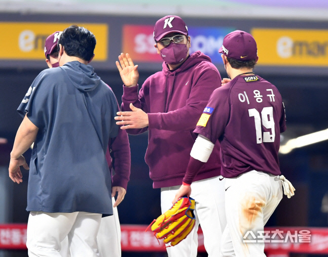 2000안타 이용규 축하하는 홍원기 감독[포토]