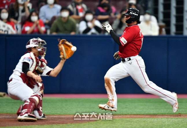 '푸이그의 정확한 홈송구로' 최정 잡아내는 이지영[포토]
