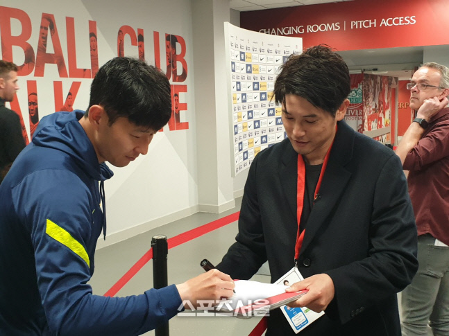 'Son, 오랜만!'…손흥민 '20골 역사 쓴' 안필드서 전 일본 국대 우치다와 해후 [현장메모]