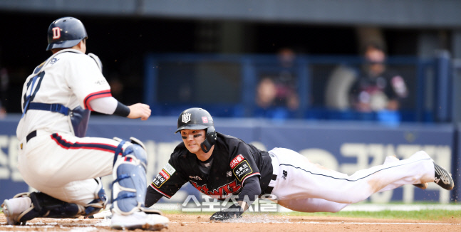 [포토] 홈쇄도 김병희 \'아쉬운 아웃\'