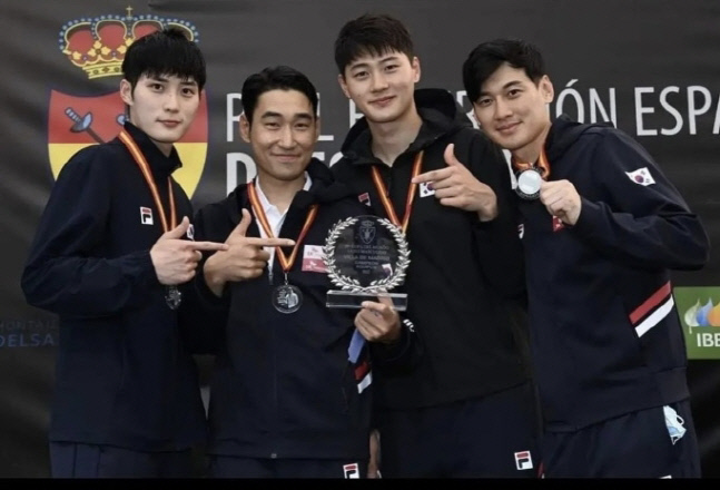 찌르면 금빛! 한국 펜싱 사브르 남녀 대표팀 나란히 월드컵 정상