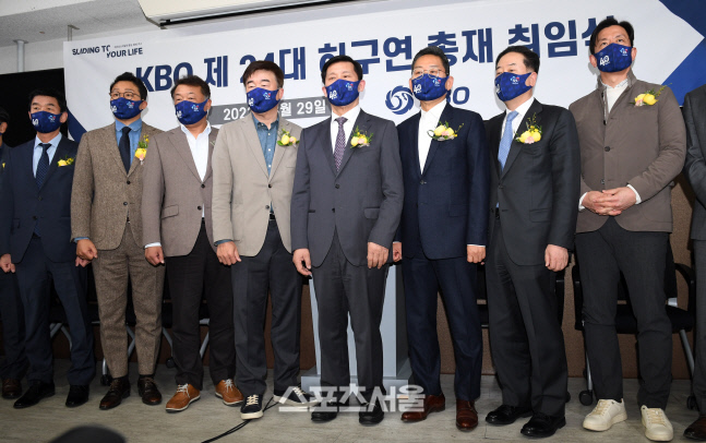 [포토]허구연 KBO 총재, 구단 대표들과 나란히...