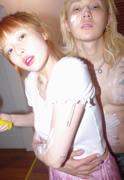 현아♥이던, 달달 백허그 '애정 전선 맑음'[★SNS]