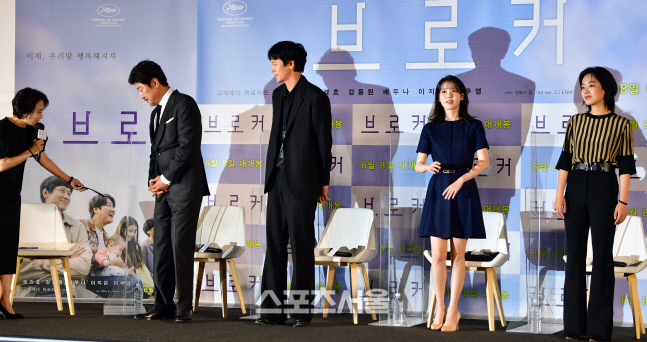 '브로커' 제작보고회 무대오른 송강호, 강동원, 아이유, 이주영[포토