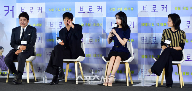 '눈물까지흘렸다는' 송강호에 감동받았다는 아이유[포토]